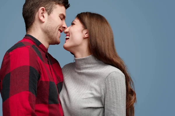 Riendo pareja tocando narices — Foto de Stock