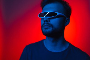 Fütüristik gözlük yakışıklı adam