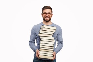 Kitap yığını ile akıllı yakışıklı adam