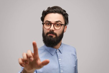 Sakallı adam görünmez perde ile etkileşim