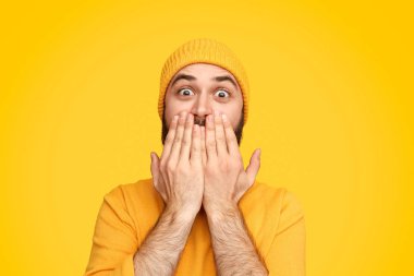 Şaşkın şok adam yüz kapsayan