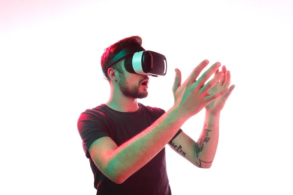 Удивительный человек смотрит на руки в виртуальной реальности — стоковое фото
