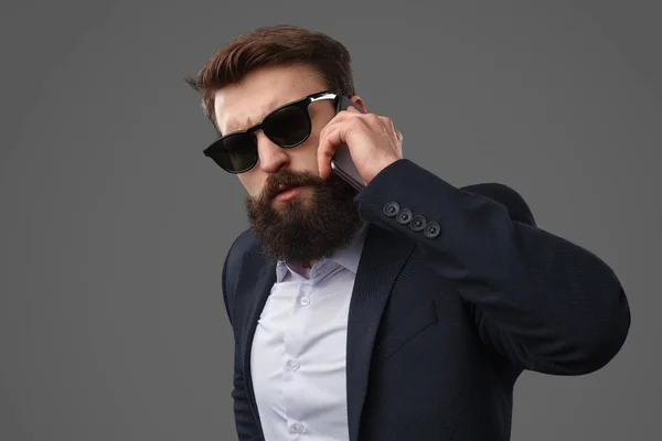 Confident bearded businessman speaking on phone — Stockfoto