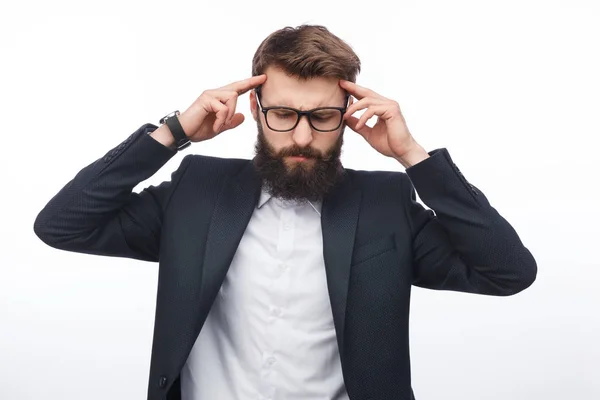 Gestresster Geschäftsmann reibt sich die Schläfen — Stockfoto