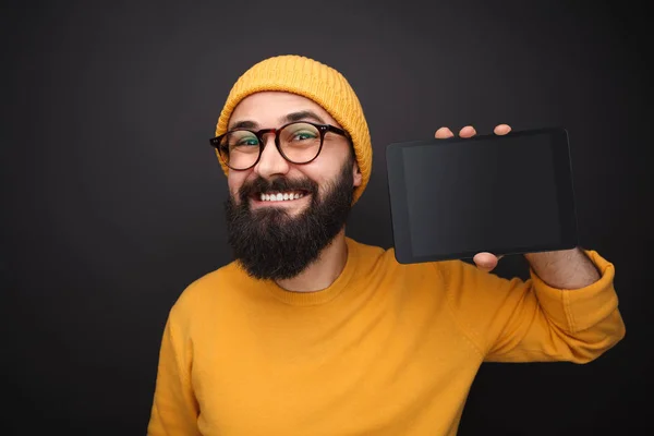 Bearded hipster holding tablet — Φωτογραφία Αρχείου