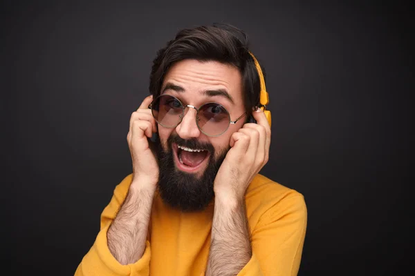 Snygg man lyssnar på musik och sång — Stockfoto