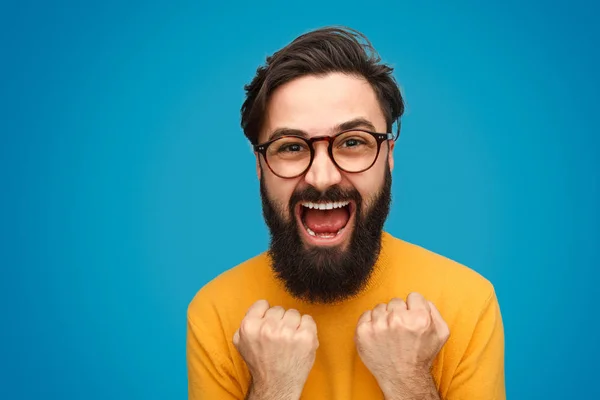 Hipster barbudo comemorando a vitória — Fotografia de Stock