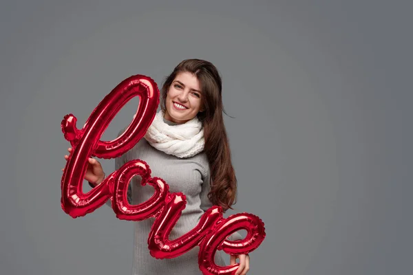 Mujer sonriente con amor escribiendo — Foto de Stock