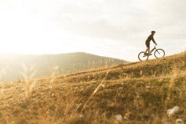 Tepeye binicilik bisiklet üzerinde anonim sporcu