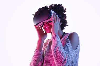 Vr siyah genç kız gülümseyerek koruyucu gözlük