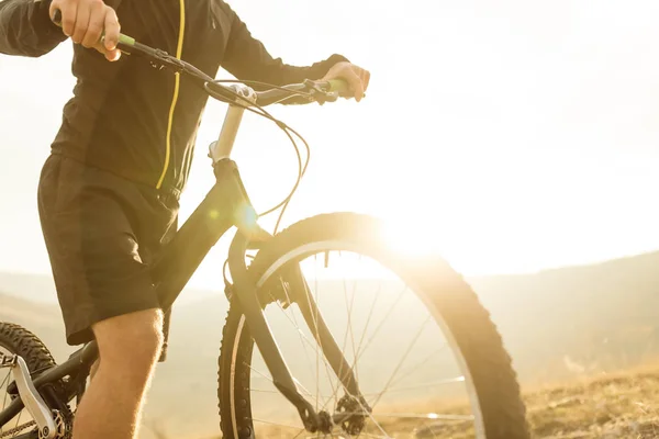 Gewas sportman op fiets op platteland — Stockfoto