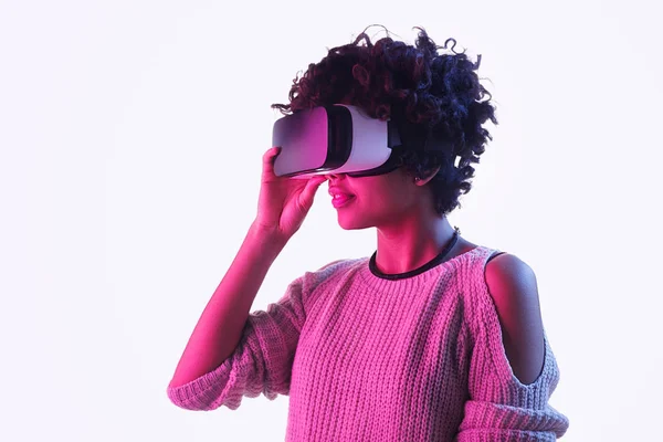 African American teenager exploring virtual reality — Stock Photo, Image