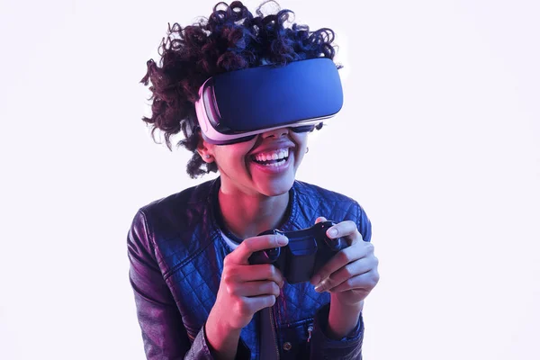 Riendo adolescente negro jugando VR juego — Foto de Stock