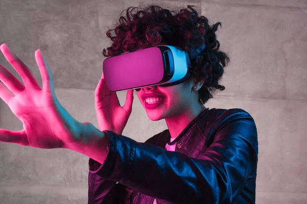 Lachende zwarte tiener interactie met virtuele realiteit — Stockfoto