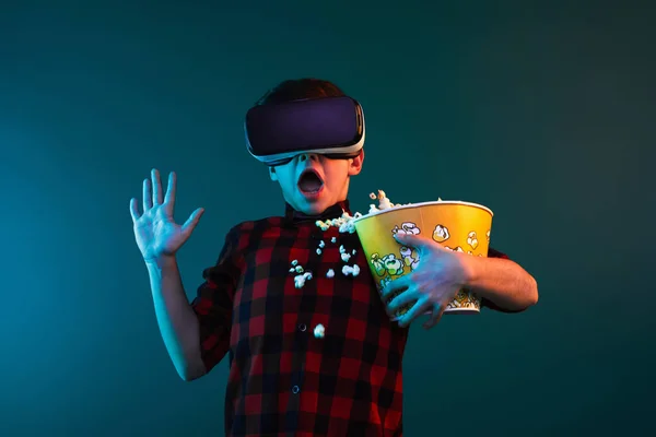 Bang jongen met popcorn dragen Vr headset — Stockfoto