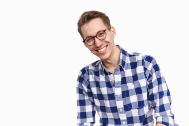 Kameraya bakarak gözlüklü neşeli adam