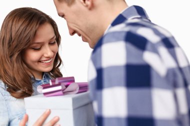 Genç çift hediye ile