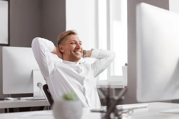 Усміхнений чоловік дивиться на монітор комп'ютера — стокове фото