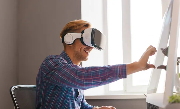 Homem no fone de ouvido VR trabalhando no escritório — Fotografia de Stock