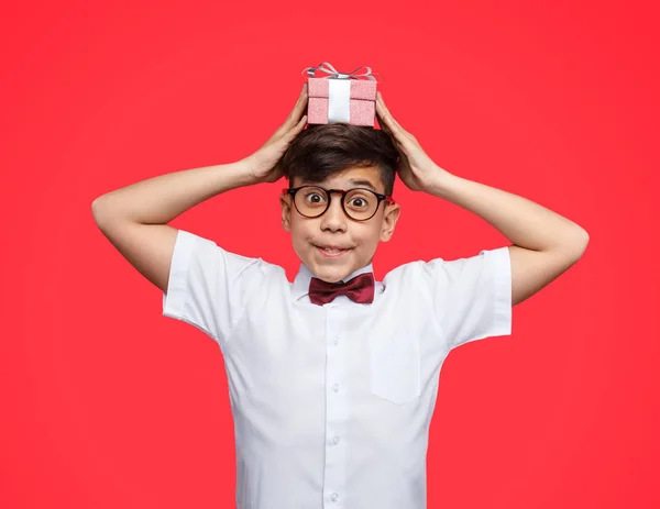 Adorabile ragazzo con presente sulla testa — Foto Stock