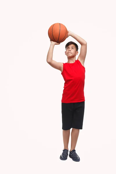 Menino desportivo com bola de basquete — Fotografia de Stock