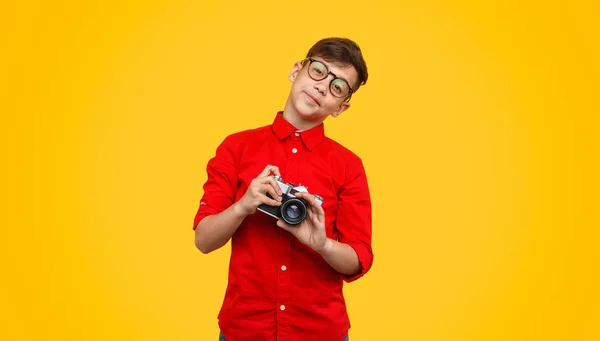 Stilvoller Junge mit Fotokamera — Stockfoto