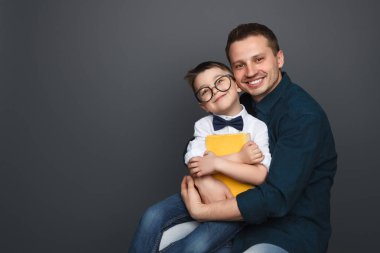 Mutlu baba sarılma okul çocuğu