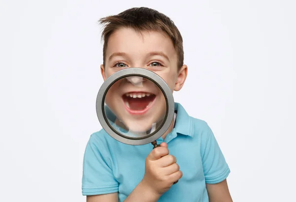 Niño feliz con lupa —  Fotos de Stock