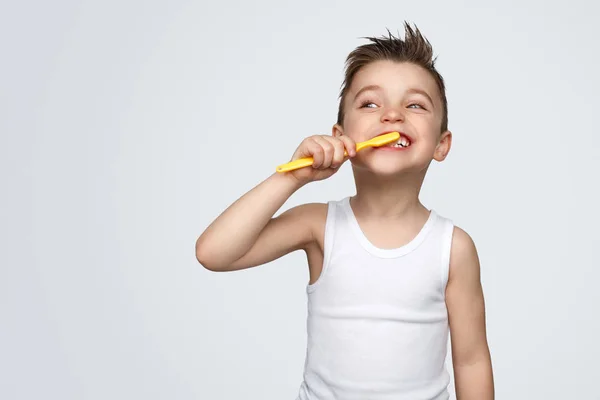 Adorable kid brushing teeth — Stock Photo, Image