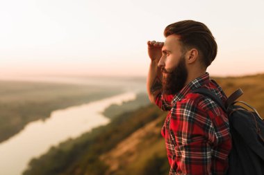 Sakallı gezgin mesafeden arıyorum