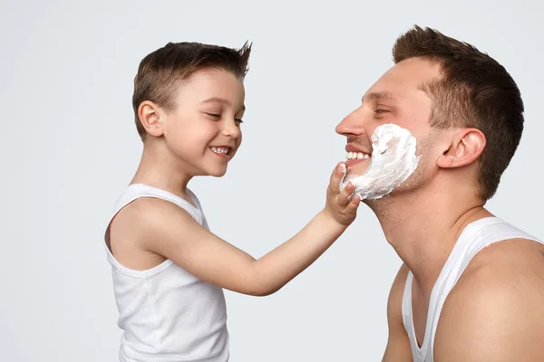 Oğlum yardımcı babası ile tıraş — Stok fotoğraf