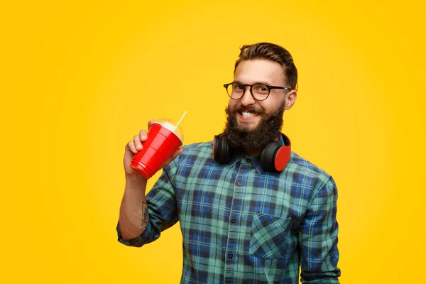 Cara alegre com bebida fresca — Fotografia de Stock