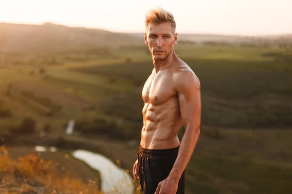 Handsome muscular man in remote nature — Stock fotografie