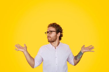 Uzağa bakarak ve elleriyle işaret şaşkın adam