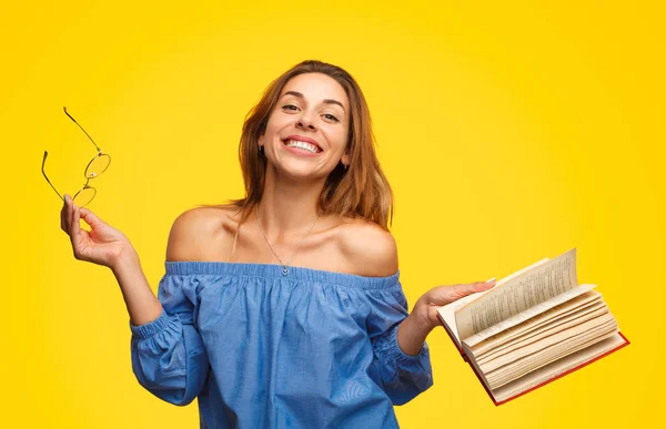 Весела жінка з книгою та окулярами — стокове фото