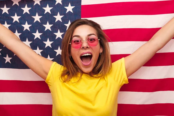 Aufgeregtes Weibchen in der Nähe einer US-Flagge — Stockfoto