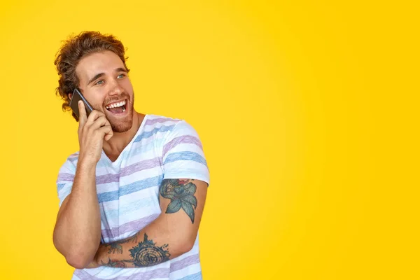 Homem animado falando no smartphone — Fotografia de Stock