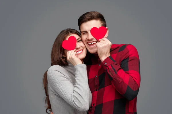 Glückliches Paar mit Herzen in der Nähe der Augen — Stockfoto