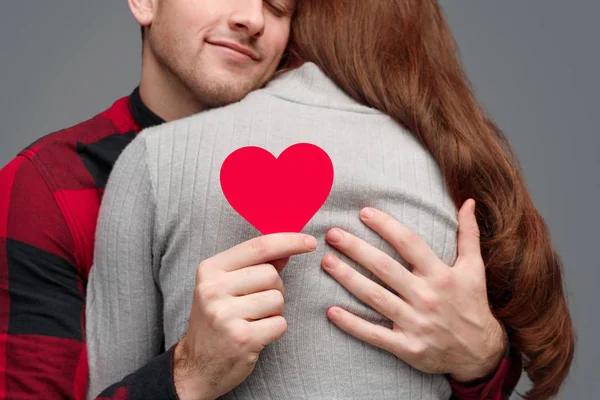 Ernte Kerl mit Herz umarmt Freundin — Stockfoto