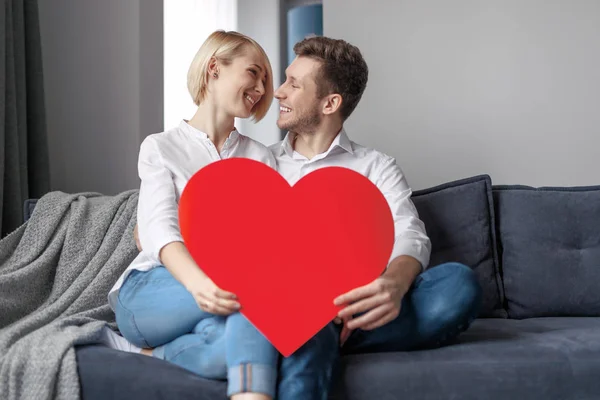 Couple with heart looking at each other — Stock Photo, Image