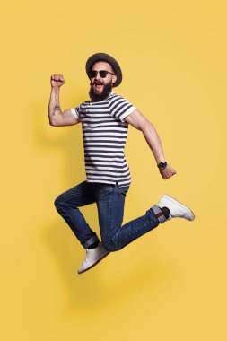 hipster adam şapka ve güneş gözlüğü atlama 