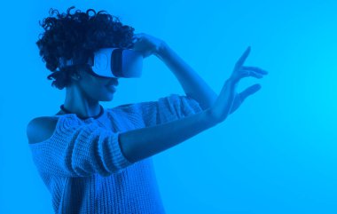 monoton Vr gözlük güzel kadın görüntüsünü