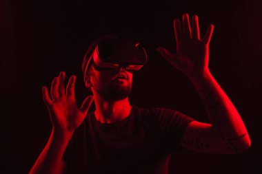 Şaşırmış bir adam sanal gerçeklikle etkileşime geçiyor.