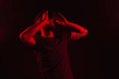 Vr gözlük neşeli adam