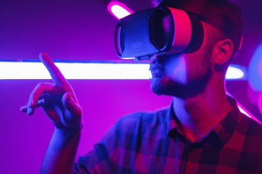 Modern insan düğmeye Vr kulaklık