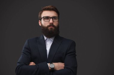 Kendine güvenen işadamı uzağa arıyorsunuz