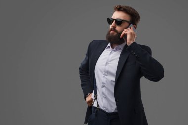 Ciddi işadamı smartphone üzerinde konuşma