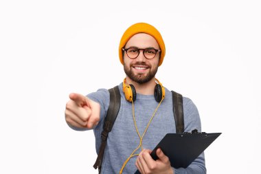 Kameraya gösteren gözlük zeki öğrenci