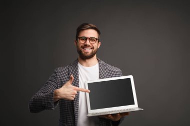 Trendy adam teşvik modern dizüstü bilgisayar