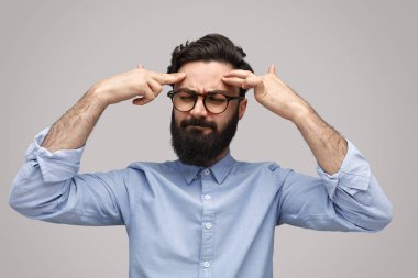 Düşünceli adam sürtünme alın